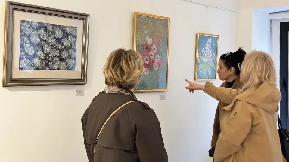 Sanatla Kurulan Gönül Köprüsü: "Suya Yazılan" Ebru sergisi Bağımsız Sanat Vakfı'nda Açıldı